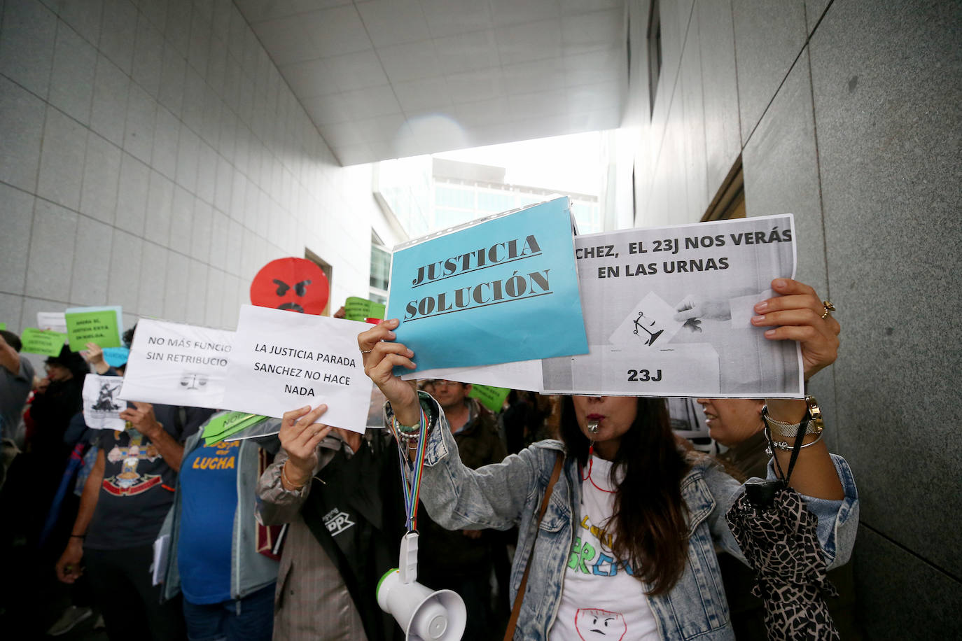 Los Funcionarios Asturianos Presionan Ante La Sede Socialista En Madrid